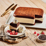 ivington Copperline WonderCooker – großer Eissandwich-Kuchen mit Schokoladenboden und Vanillecreme, serviert mit Beeren.