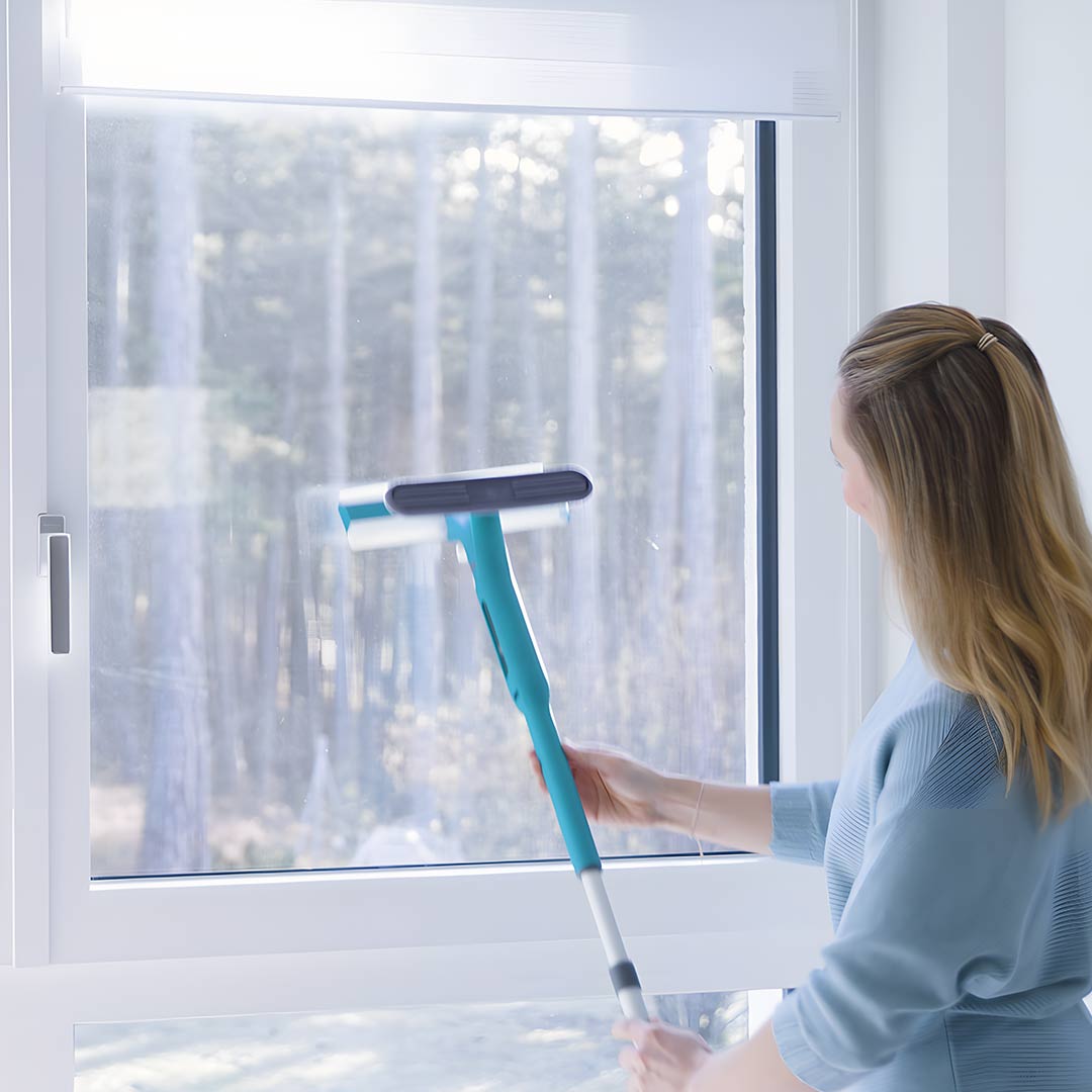 Livington Window Buddy zieht mühelos Wasser von Fenstern für streifenfreie Sauberkeit ab.