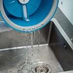 Livington Clean Water Spin Mop – Einfaches Ausgießen von Wasser durch Öffnungen im Eimerboden.