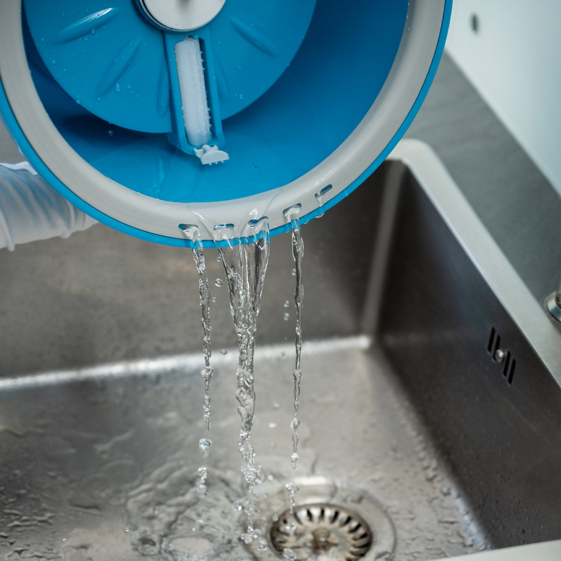 Livington Clean Water Spin Mop – Einfaches Ausgießen von Wasser durch Öffnungen im Eimerboden.