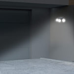Die Panta TrioSolar ist an der Wand montiert und beleuchtet bei Dunkelheit automatisch die Garageneinfahrt.