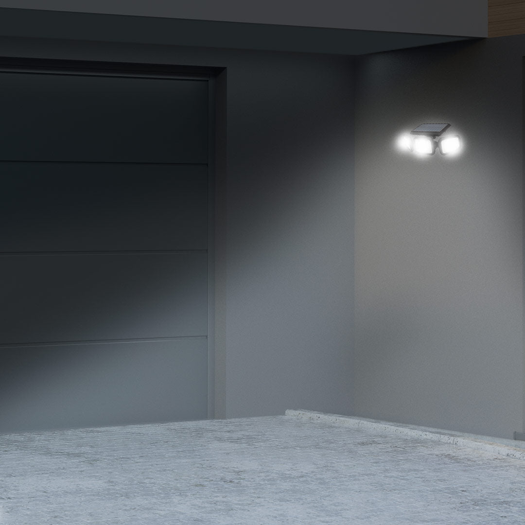 Die Panta TrioSolar ist an der Wand montiert und beleuchtet bei Dunkelheit automatisch die Garageneinfahrt.