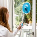 Fensterreinigung mit dem Livington Clean Water Spin Mop – auch für glatte Oberflächen geeignet.