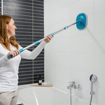 Livington Clean Water Spin Mop reinigt mühelos Fliesenwände im Badezimmer – auch in schwer erreichbaren Bereichen.