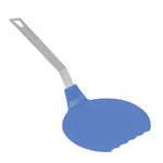 Blauer Pfannenwender zum einfachen Wenden von Crêpe und Pfannkuchen