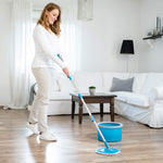 Die Frau reinigt den Boden mit dem Livington Clean Water Spin Mop – für hygienisches und einfaches Wischen.