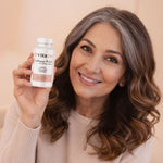 Frau mit leicht grauem Haar hält eine Dose Vitame Collagen Plus in der Hand und wirkt zufrieden