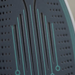 „Nahaufnahme der Keramiksohle des Livington FreeSteam mit Anti-Kalk-Technologie