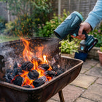 Das kompakte Gebläse wird auf glühende Kohlen im Grill gerichtet, um das Feuer mit einem kräftigen Luftstrom schnell anzuheizen.