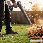 AiroBlast Akku-Laubbläser mit aufgesetzter Verlängerungsdüse im Einsatz: Eine Person bläst kraftvolHerbstlaub von einer grünen Rasenfläche.