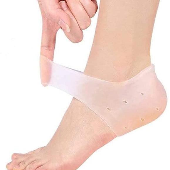 Ein elastischer Fersenschutz aus Silikon wird über die Ferse gezogen.