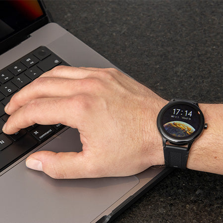 Smart Watch an einer Männerhand mit digitaler Zeitangabe, dunkles Zifferblatt mit Weltkugel