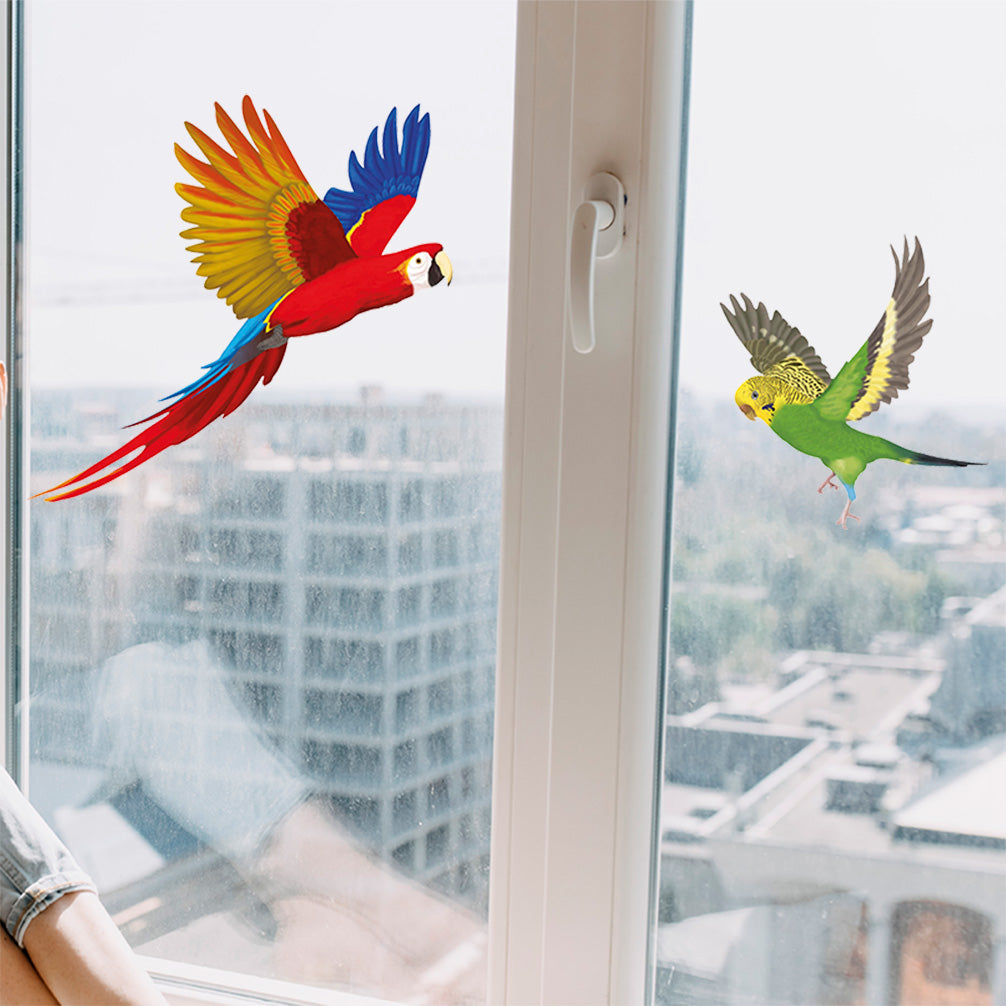 Fenster mit farbigen Fensterstickern im Vogel-Design als Vogelschutz vor Kollisionen.