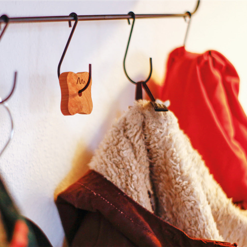 Mottenstopp aus Zedernholz – schützt Kleidung auf natürliche Weise im Kleiderschrank.