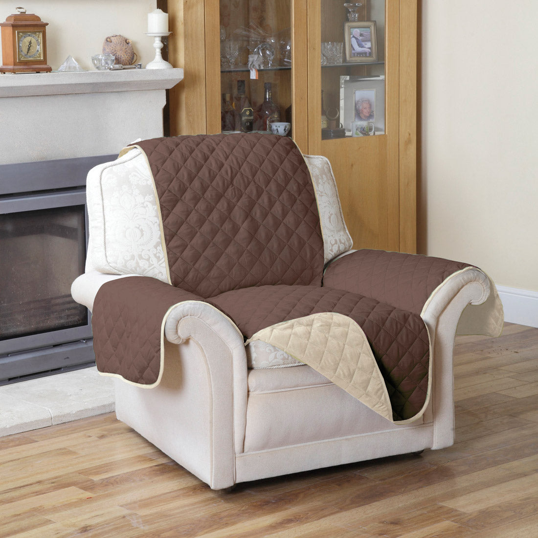 M36402_04_EL6211_Quilted_Furniture_Protector_Armchair_06_Brown_PIM_low.jpg