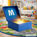 Geöffnete blaue MediaShop Spielzeug Mystery Box auf einem bunten Spielteppich im Kinderzimmer. Aus dem Inneren der Box strömt ein magischer, goldener Lichtschein mit Glitzerfunken.