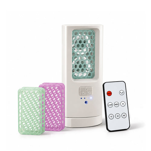 ScentDream Raumduftsystem in Weiß mit eingesetztem Duft-Pod, zwei weiteren Duft-Pods in Grün und Lila  sowie einer Fernbedienung.