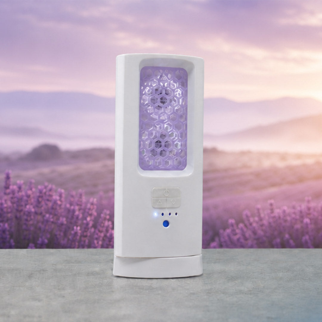 ScentDream Raumduftsystem mit eingesetztem violettem Nachfüll-Pod „Lavendelglanz“vor einem blühenden Lavendelfeld.