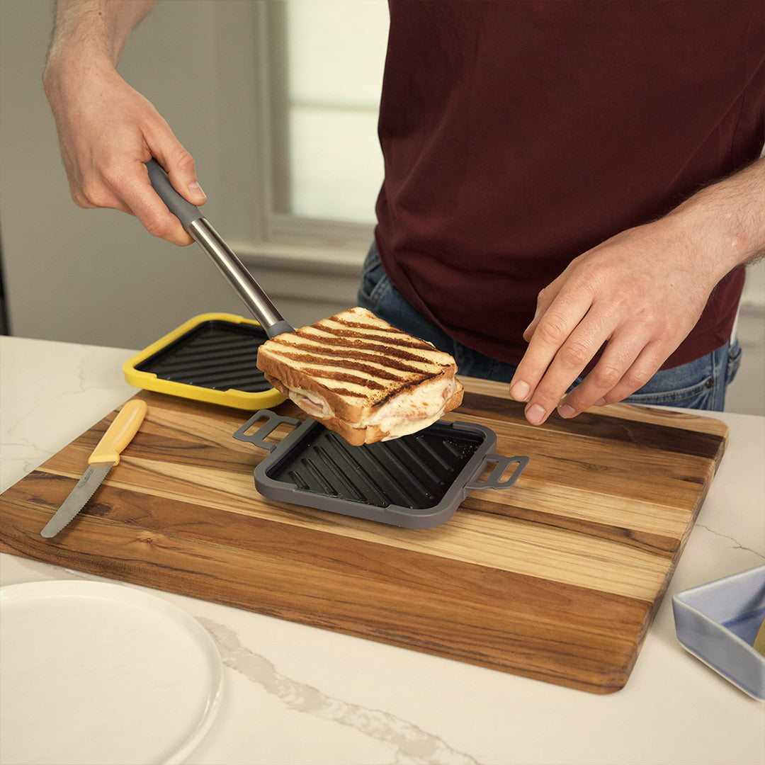 Knuspriger Schinken-Käse-Toastie mit Grillstreifen, aus dem Livington Toastie Mikrowellen-Toaster.