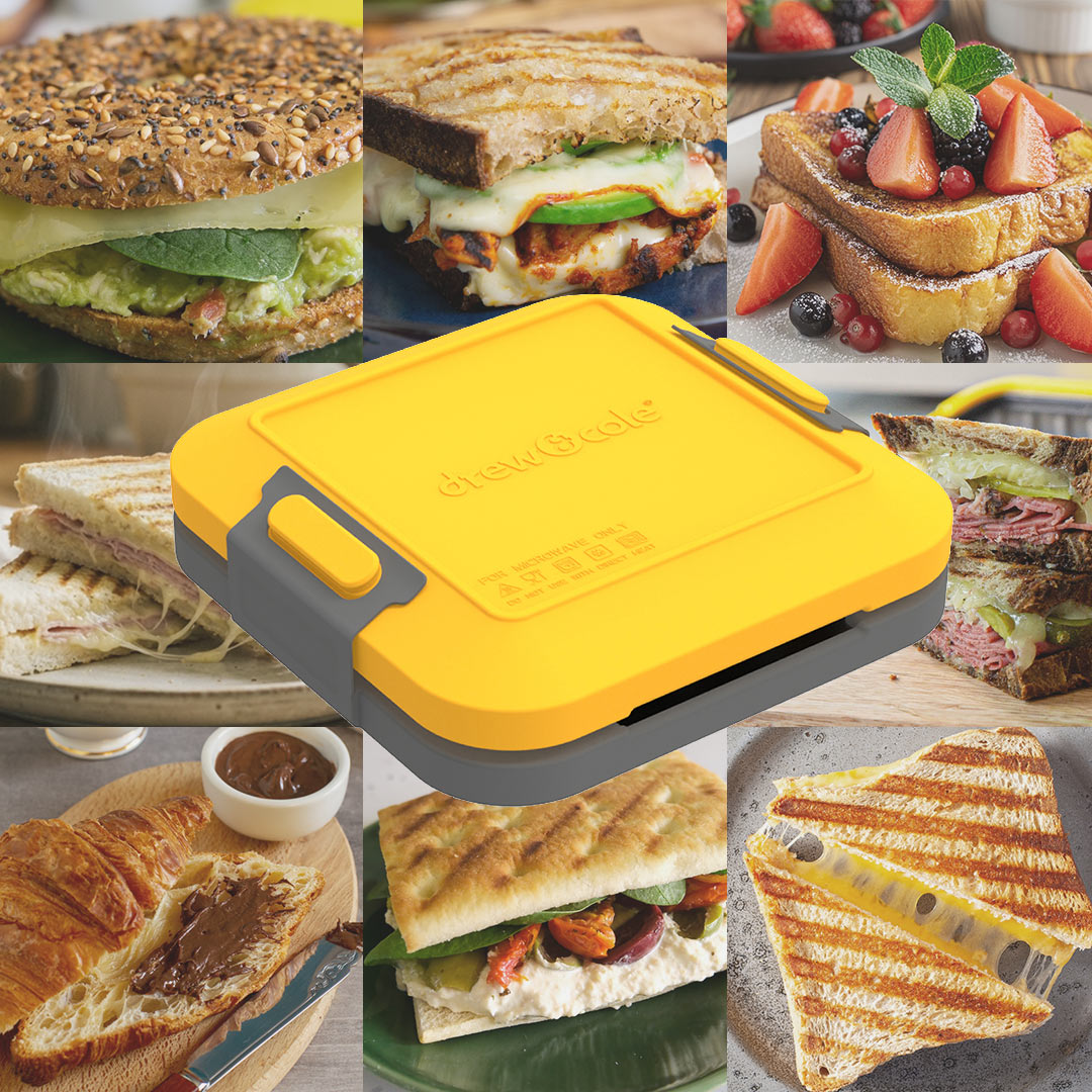 Der Toastie ist umgeben von verschiedenen knusprigen Speisen wie Paninis, Toasts, Bagels, Croissants und French Toast.