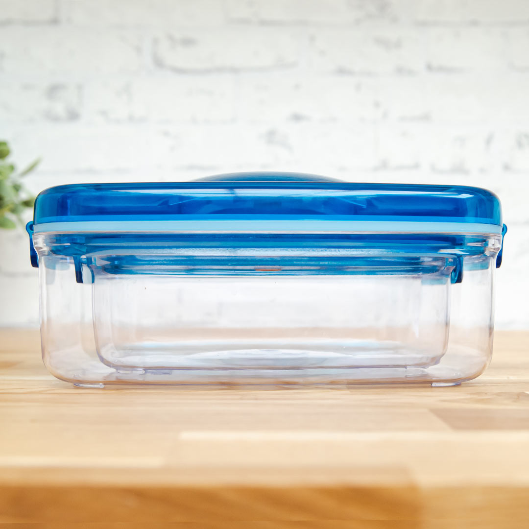 Transparente Vakuumierbox mit blauem Deckel – luftdicht verschließbar zur längeren Aufbewahrung von Lebensmitteln.