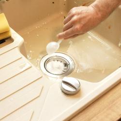 Pure100 Drain Free wird direkt in den Küchenabfluss gegeben, um hartnäckige Verstopfungen zu beseitigen.