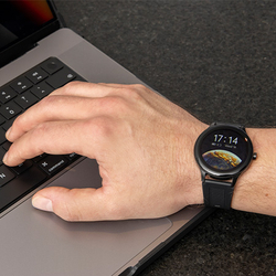 Smart Watch an einer Männerhand mit digitaler Zeitangabe, dunkles Zifferblatt mit Weltkugel