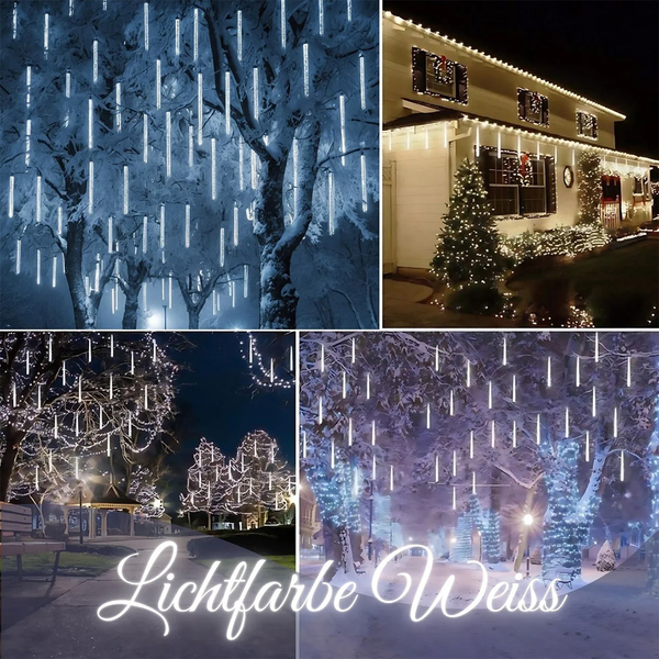 Leuchtende Solar-LED-Meteorshower-Stäbe an Bäumen und entlang einer Hausdach-Kante