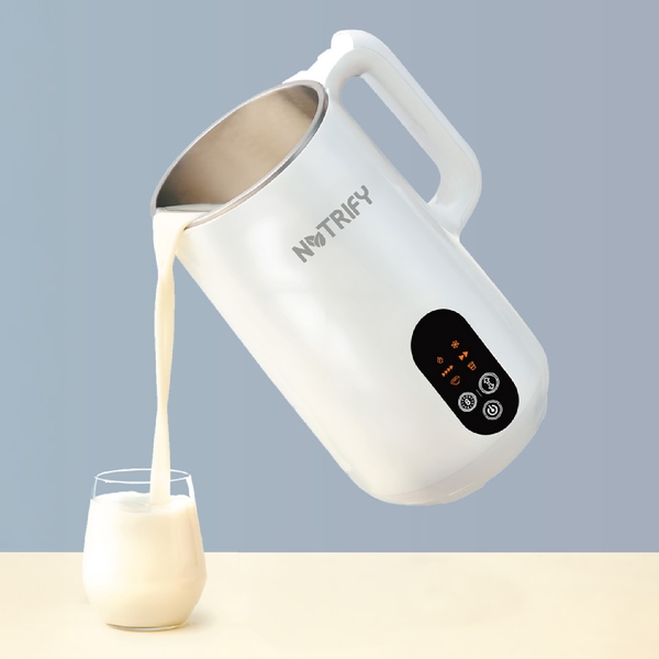 Pflanzendrink‑Maker gießt frisch zubereitete Pflanzendrink in ein Glas.