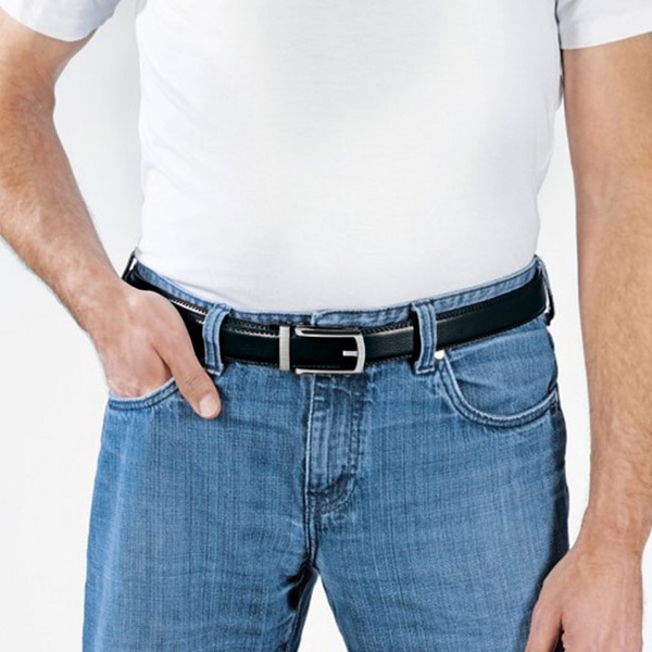 Ein Mann trägt eine Jeans mit einem schwarzen Gürtel und einem weißen T-Shirt.