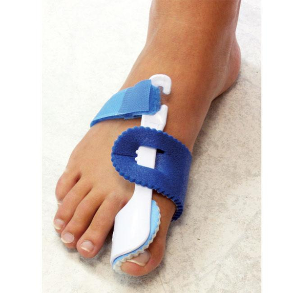 Fuß mit angelegtem Zehenkorrektor – Kunststoffschiene mit weichen, blauen Klettbändern zur Korrektur von Hallux valgus.