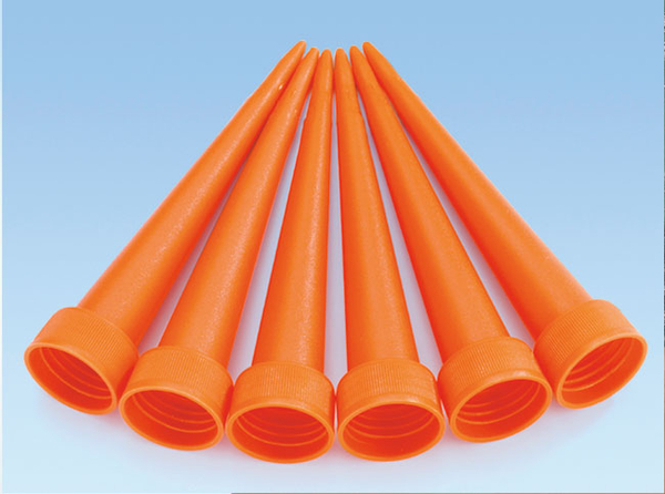 Sechs orangefarbene konische Bewässerungsaufsätze aus Kunststoff – zur automatischen Pflanzenbewässerung mit aufgesetzter Flasche.