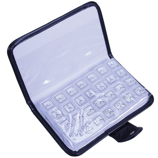 Geöffneter Medikamentendosierer mit sichtbaren 28 Fächern (4 pro Tag für 7 Tage) 