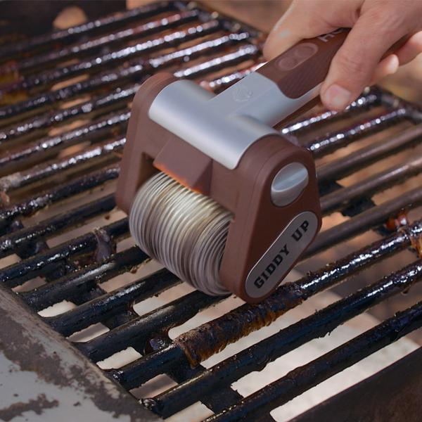 Grillbürste entfernt eingebrannte Rückstände vom Rost