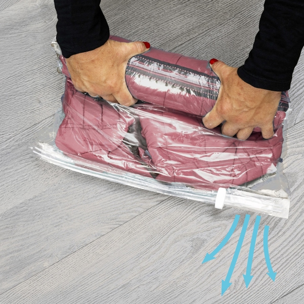 Überschüssige Luft wird aus dem Beutel gepresst. Dadurch wird Platz gespart, beim Lagern der Kleidung oder z.B. auf Reisen im Koffer.