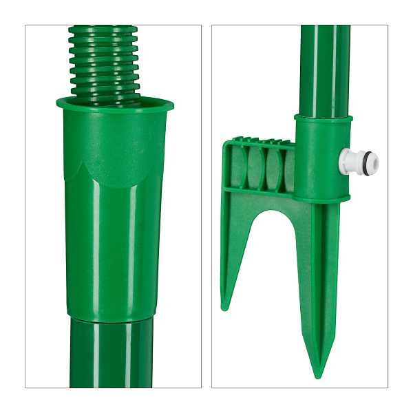 Nahaufnahme des grünen Sprinklerfußes mit Erdspieß und Schlauchanschluss.