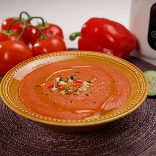 Paprikasuppe in einem Teller garniert mit Paprikastückchen. 