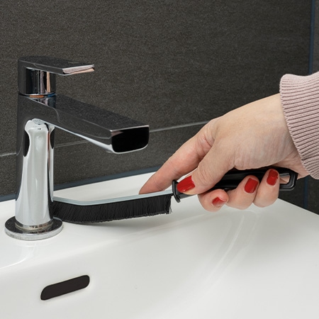 Fugen- und Spaltenreiniger zur Reinigung rund um den Wasserhahn des Waschbeckens