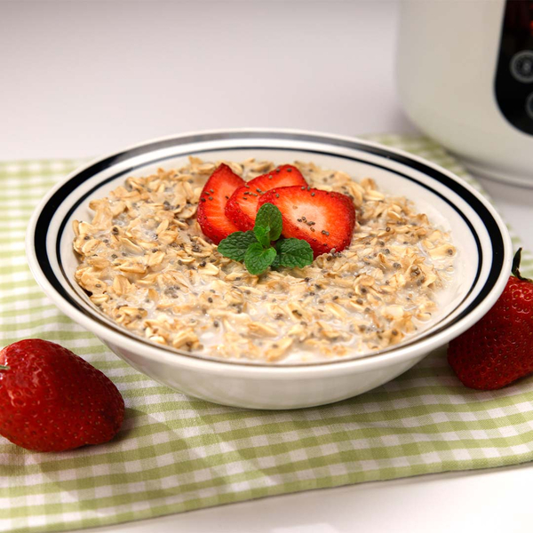 Eine Schale mit Porridge garniert mit Erdbeeren.