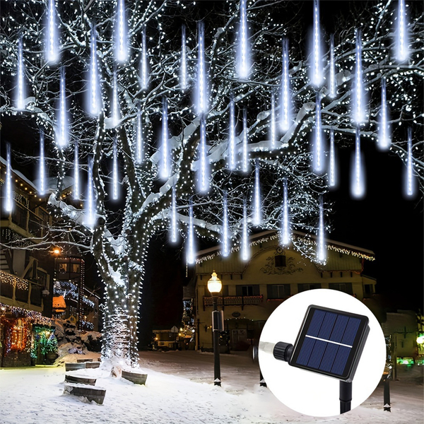 Solar-LED-Meteorshower-Stäbe an einem beleuchteten Baum für eindrückliches Lichterspiel