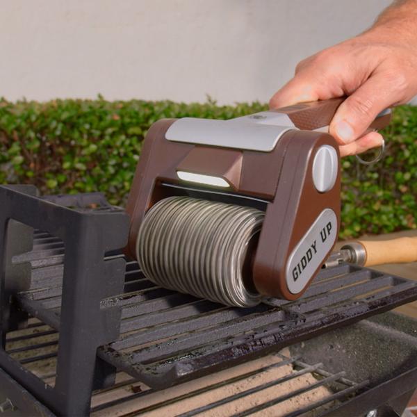 Grillbürste mit Walze reinigt Ober- und Seitenflächen gleichzeitig