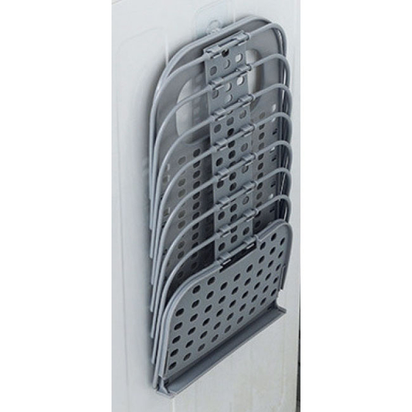 Ein zusammenklappbarer Hängewäschekorb ist platzsparend an der Wand montiert.