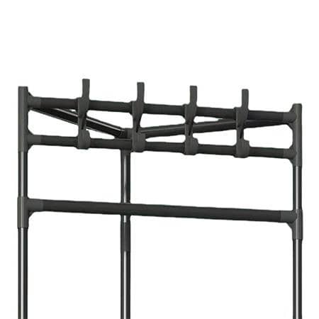 Schwarzes Stecksystem-Regalgestell mit mehreren Halterungen, geeignet für den Aufbau eines Eckregals.