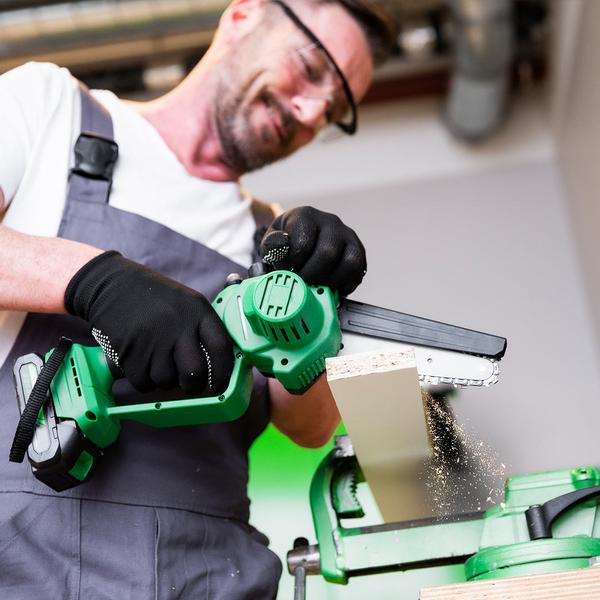 Hammersmith PocketSaw Pro bei Feinarbeiten in der Werkstatt