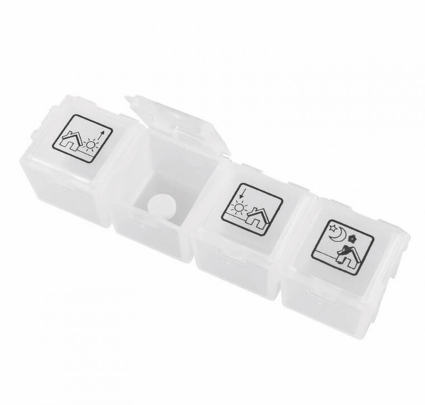 4 einzelne Fächer der Pillendose für einen Tag (morgens, mittags, abends, nachts), ein Fach mit aufgeklapptem Deckel
