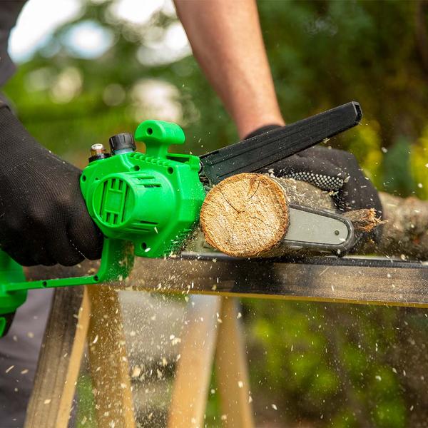 Hammersmith PocketSaw Pro Akku-Mini-Kettensäge beim Schneiden eines Baumstamms