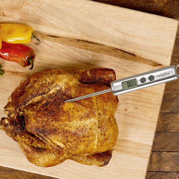 Gebratenes Hähnchen auf Holzbrett mit digitalem Trusted Butcher Fleischthermometer, das eine Kerntemperatur von 80 °C anzeigt