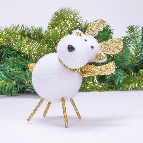 Ein weißes Deko-Rentier mit goldenen Glitzerhörnern und Beinen steht vor grünem Tannenschmuck.
