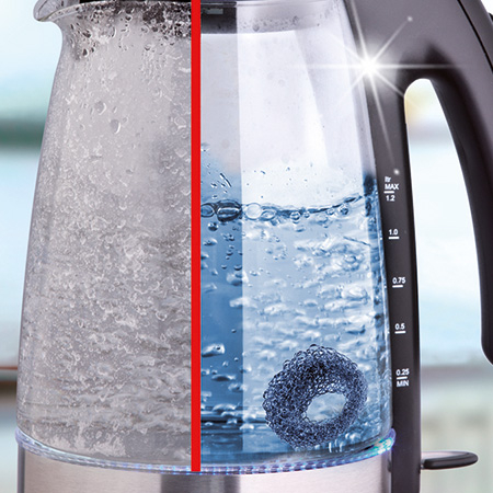 Kalkfänger im Wasserkocher: links verkalkt, rechts klar mit Antikalk-Ring – für sauberes, kalkfreies Wasser.