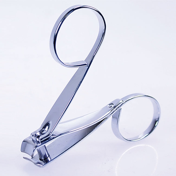 Nagelknipser aus Metall mit zwei großen Griffösen und gebogenem Schneidkopf.